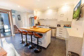 Snowcreek 2 Alpine Chalet, Private Garage, Thredbo Village